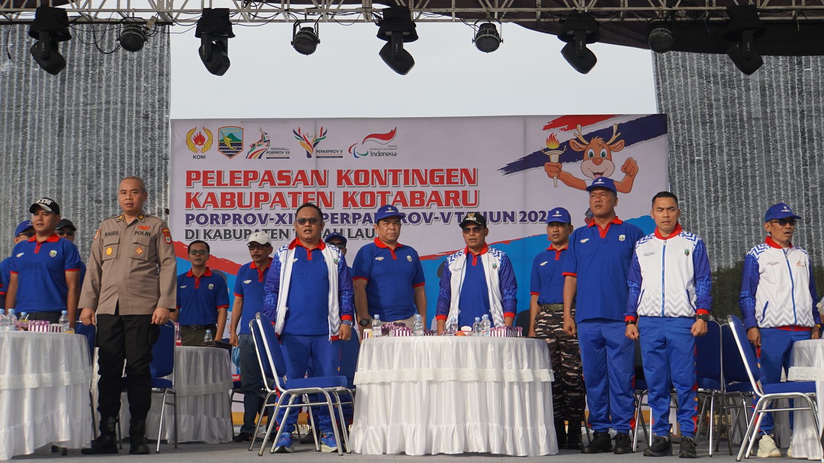 Bertabur Bonus, Kontingen Porprov XII dan Peparprov V Resmi di Lepas Wabup Kotabaru Bertabur Bonus, Kontingen Porprov XII dan Peparprov V Resmi di Lepas Wabup Kotabaru